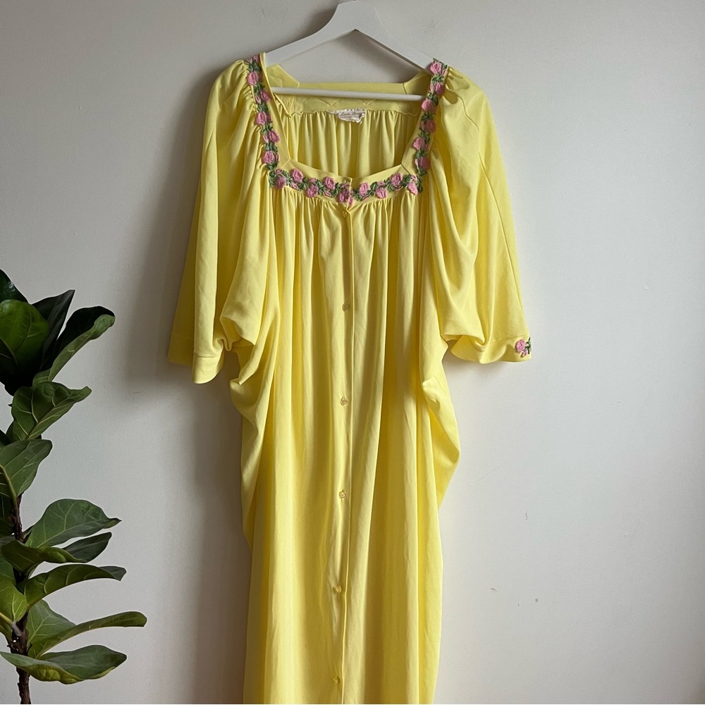 Vintage Linda Montréal Nylon Nightgown Yellow Flowers Embroidery One Size